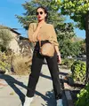 Cocok buat ke kampus maupun liburan, kombinasi sweater rajut warna nude, mom jeans warna hitam, dan sneakers warna putih ala Maudy Ayunda bisa bikin kamu tampil lebih catchy. (Foto: Instagram/maudyayunda)