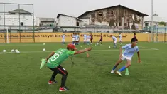 Seorang pelatih memberikan arahan kepada anak asuhnya saat berlatih di Lapangan Ingub Muara Angke, Jakarta Utara. (Bola.com/M Iqbal Ichsan)