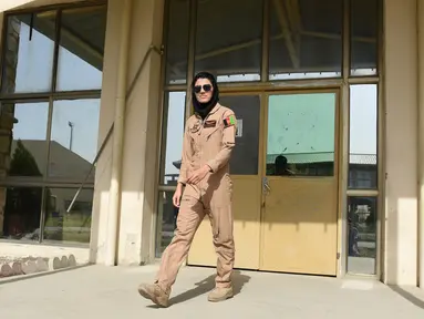 Niloofar Rahmani (24) saat berada di pangkalan Angkatan Udara Afghanistan di Kabul. Pilot perempuan pertama di angkatan udara Afghanistan  tersebut meminta suaka ke Amerika Serikat (AS). (AFP PHOTO/SHAH Marai)
