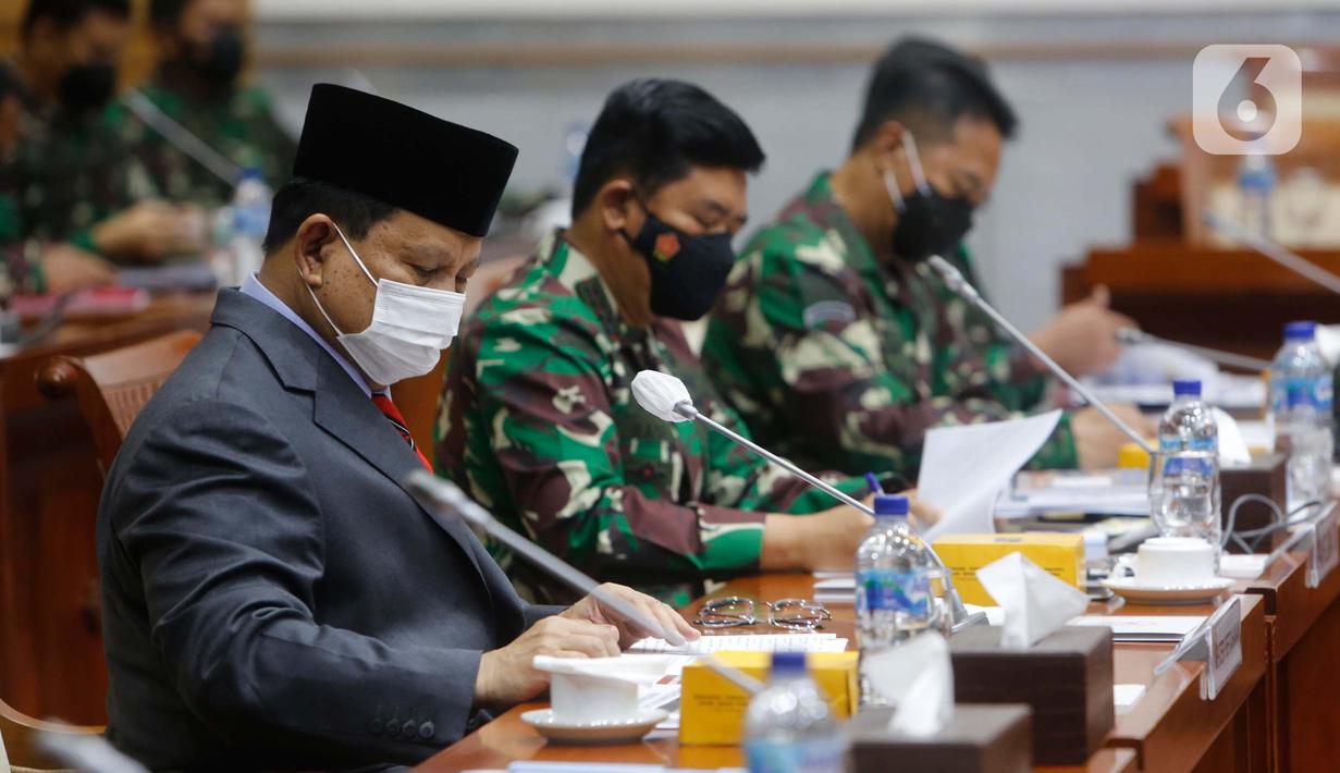 Menhan Prabowo Subianto (kiri) bersama Panglima TNI Marsekal Hadi Tjahjanto hadir pada rapat kerja dengan Komisi I DPR di kompleks parlemen, Senayan, Jakarta, Rabu (2/6/2021). Rapat kerja membahas Pemenuhan Kebutuhan Alat Peralatan Pertahanan dan Keamanan (Alpalhankam). (Liputan6.com/Angga Yuniar)