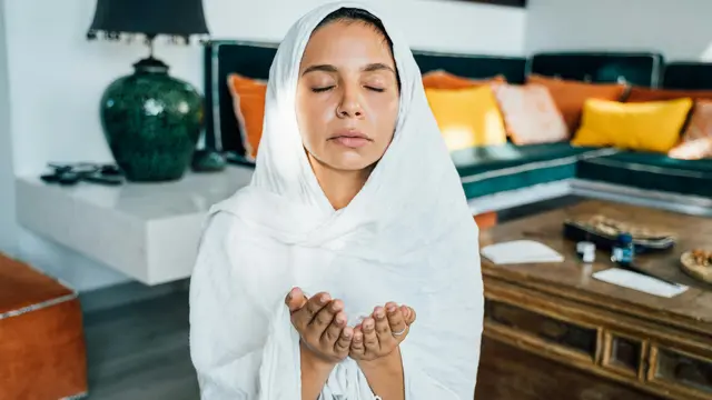 Ilustrasi Islam, muslimah berdoa