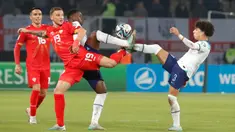Pemain Makedonia Utara Milan Ristovski (kiri) bersaing memperebutkan bola dengan pemain Inggris Rico Lewis pada pertandingan sepak bola Grup C Kualifikasi Euro 2024 di National Arena Todor Proeski, Skopje, Makedonia Utara, Senin (20/11/2023). (AP Photo/Boris Grdanoski)