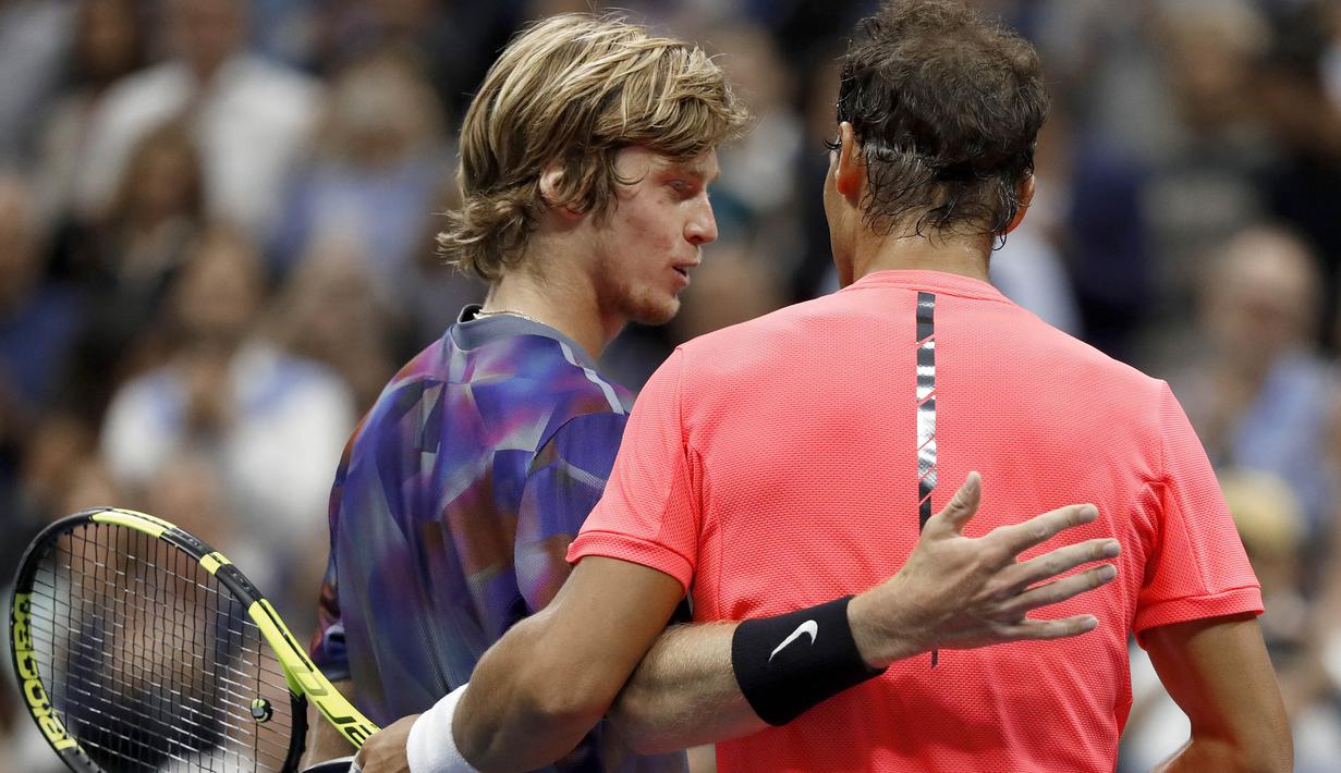 Petenis Spanyol, Rafael Nadal, saat bertanding melawan petenis Rusia, Andrey Rublev, pada laga turnamen AS Terbuka di New York, Rabu (6/9/2017). Nadal menang 3 set langsung 6-1, 6-1 dan 6-2 atas Andrey Rublev. (AP/Adam Hunger)