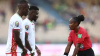 Salima Mukansanga, wasit wanita pertama yang memimpin pertandingan Piala Afrika (Kenzo Tribouillard / AFP)