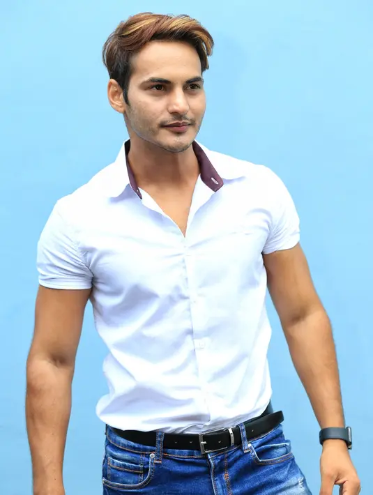  "Ya, saya suka, lucu, cantik, saya suka," ucap Ravi Bhatia saat ditemui di kawasan Tendean, Jakarta Selatan, Selasa (17/1). (Adrian Putra/Bintang.com)