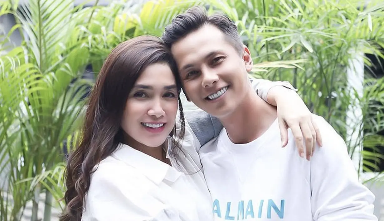 <p>Andhika Pratama mendadak jadi perbincangan lantaran disangkutpautakan dengan Chandrika Chika sebagai sugar daddy. Selepas dari isu tersebut, Adhika selalu tampil mesra bersama sang istri Ussy Sulistiawaty dan dekat dengan anak-anaknya. Berikut potretnya.</p>