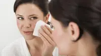 Sering melupakan toner saat melakukan perawatan wajah harian? Simak pentingnya toner berikut ini. (Sumber foto: parentsociety.com)