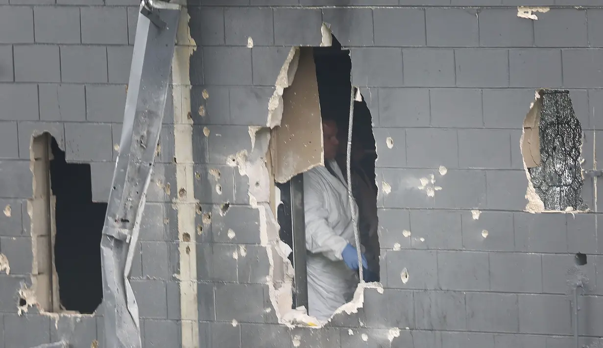 Kondisi dinding belakang klub malam gay Pulse pasca penembakan brutal di Kota Orlando, Florida, AS, Minggu (12/6). Pelaku penembakan berhasil dilumpuhkan sekitar tiga jam, setelah polisi menyerbu gedung. (Joe Raedle/Getty Images/AFP)