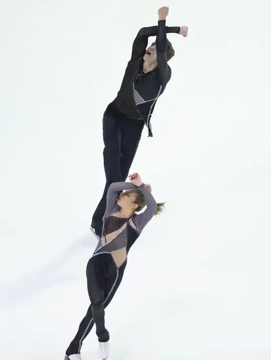 Pasangan atlet ice skating Rusia, Alexander Korovin dan Alisa Efimova beraksi selama mengikuti kejuaraan skating kategori berpasangan dalam ISU Grand Prix of Figure Skating Skate America, Washington, Jumat (19/10). (Lindsey Wasson/Getty Images/AFP)