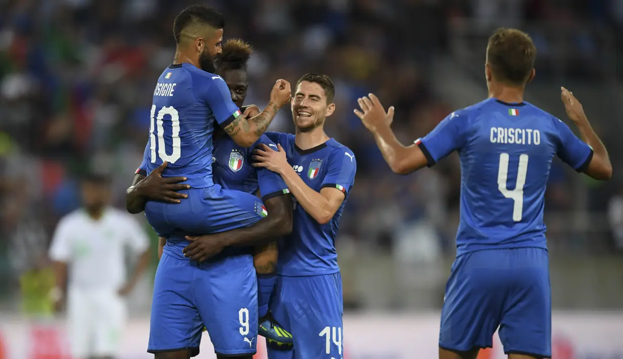 Para pemain Italia merayakan gol Mario Balotelli saat melawan Arab Saudi pada laga persahabatan di Kybunpark Stadium, St. Gallen, Swiss, (28/5/2018). Italia menang 2-1. (Gian Ehrenzeller/Keystone via AP)