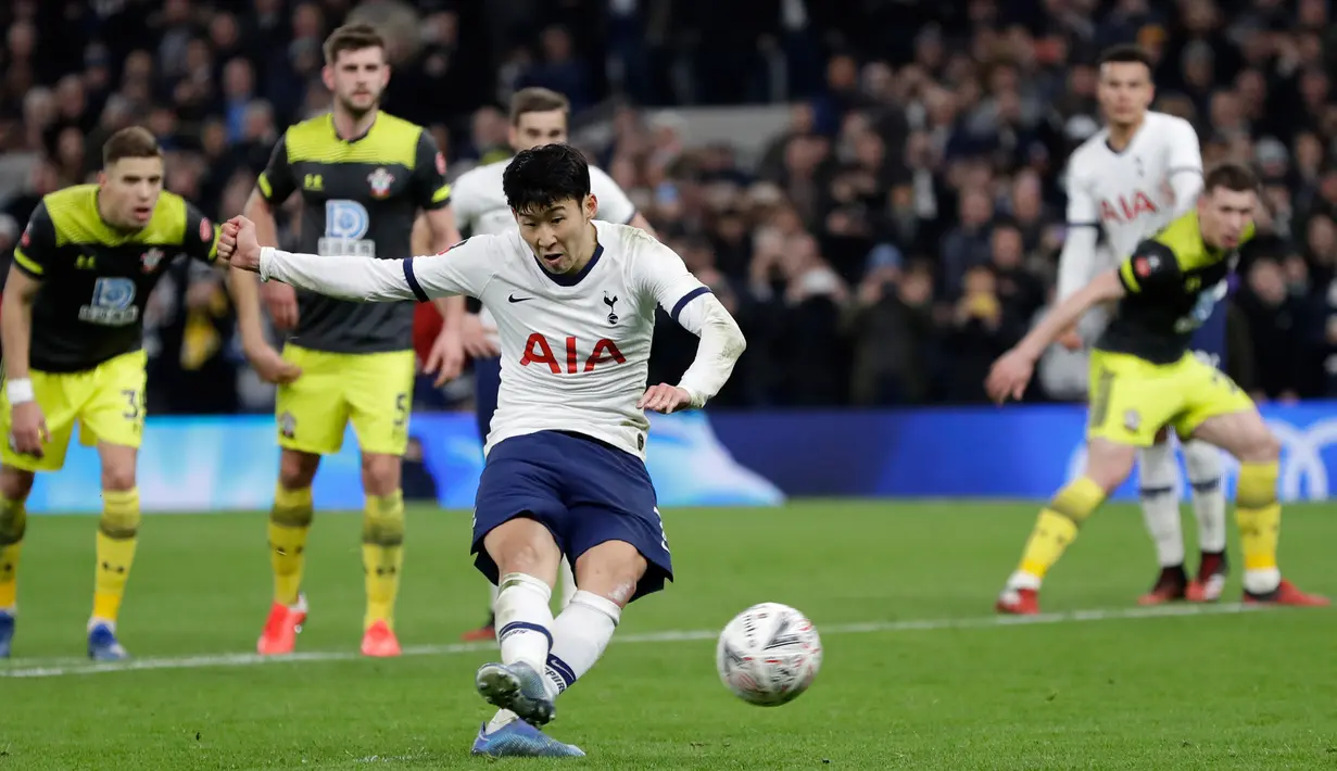 Pemain Tottenham Hotspur Son Heung-min mencetak gol ke gawang Southampton pada pertandingan ulangan babak keempat Piala FA di Tottenham Hotspur Stadium, London, Inggris, Rabu (5/2/2020). Tottenham Hotspur menang 3-2. (AP Photo/Kirsty Wigglesworth)