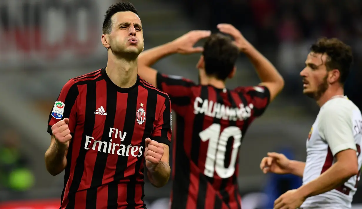 Pemain AC Milan, Nikola Kalinic dan Hakan Calhanoglu bereaksi selama menjamu AS Roma dalam laga lanjutan Serie A pekan ke-7 di San Siro, Minggu (1/10). Roma mampu mempermalukan Milan dengan skor 2-0. (MIGUEL MEDINA/AFP)