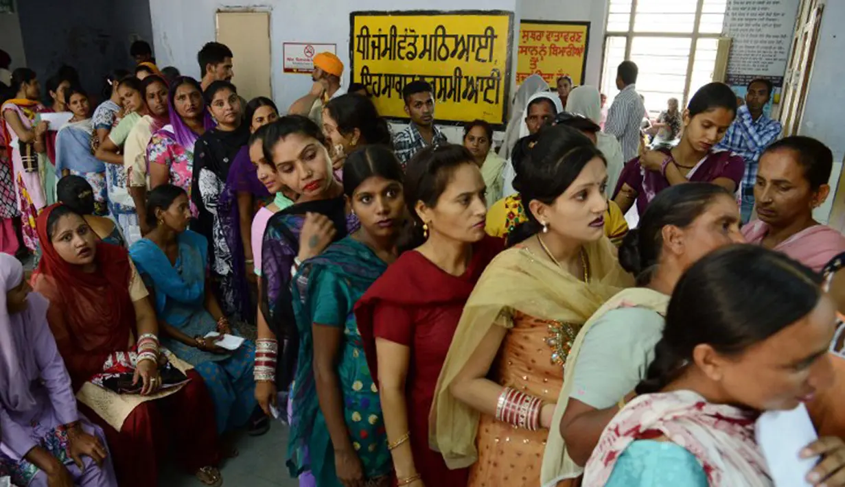 Wanita hamil antre menunggu pemeriksaan kehamilan di rumah sakit di Amritsar, 11 Juli 2013. Sebuah penelitian baru dari PBB memprediksi bahwa India akan melampaui China sebagai negara dengan penduduk terbanyak pada tahun 2022. (AFP PHOTO/NARINDER NANU)