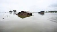 Sejumlah rumah yang terendam banjir terlihat di kotapraja Shwegyin, Wilayah Bago, Myanmar (8/8/2019). Amukan banjir musim hujan yang melanda Myanmar telah memaksa puluhan ribu orang meninggalkan rumah mereka dalam beberapa minggu terakhir. (AFP Photo/Ye Aung Thu)