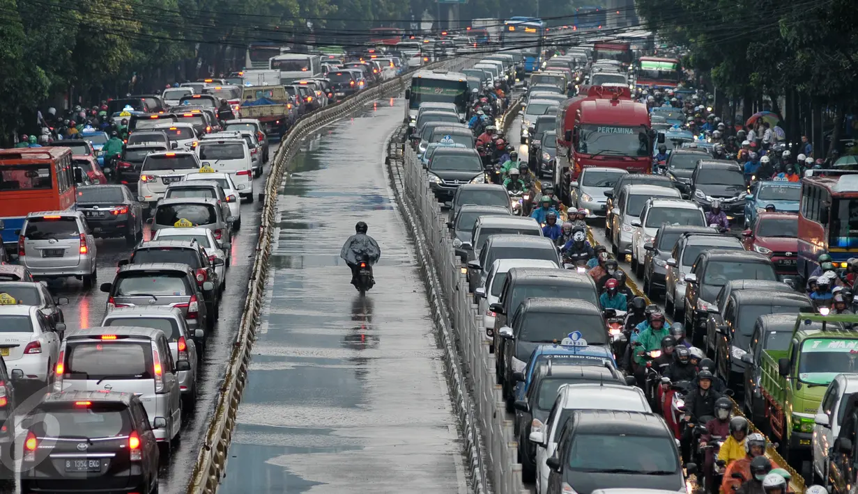 Kepadatan kendaraan yang melintas di Jalan Mampang Prapatan usai diguyur hujan, Jakarta, Selasa (11/10). Pasca diguyur hujan, sejumlah ruas jalan terdampak kepadatan pengendara bermotor. (Liputan6.com/Yoppy Renato)