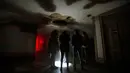 Pengunjung mendengarkan instruksi saat berada didalam rumah hantu Quinta Nova da Assuncao di Belas, Portugal (13/5). Pengunjung akan diajak tur di dalam rumah kosong Quinta Nova da Assuncao. (REUTERS/Rafael Marchante)
