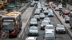 Bus TransJakarta melintas di kawasan Sudirman, Jakarta, Selasa (5/4). Dalam rangka uji coba penghapusan three in one, Kepala Dinas Perhubungan dan Transportasi Andri Yansyah mengatakan sudah menyiapkan bus tambahan gratis. (Liputan6.com/Faizal Fanani)