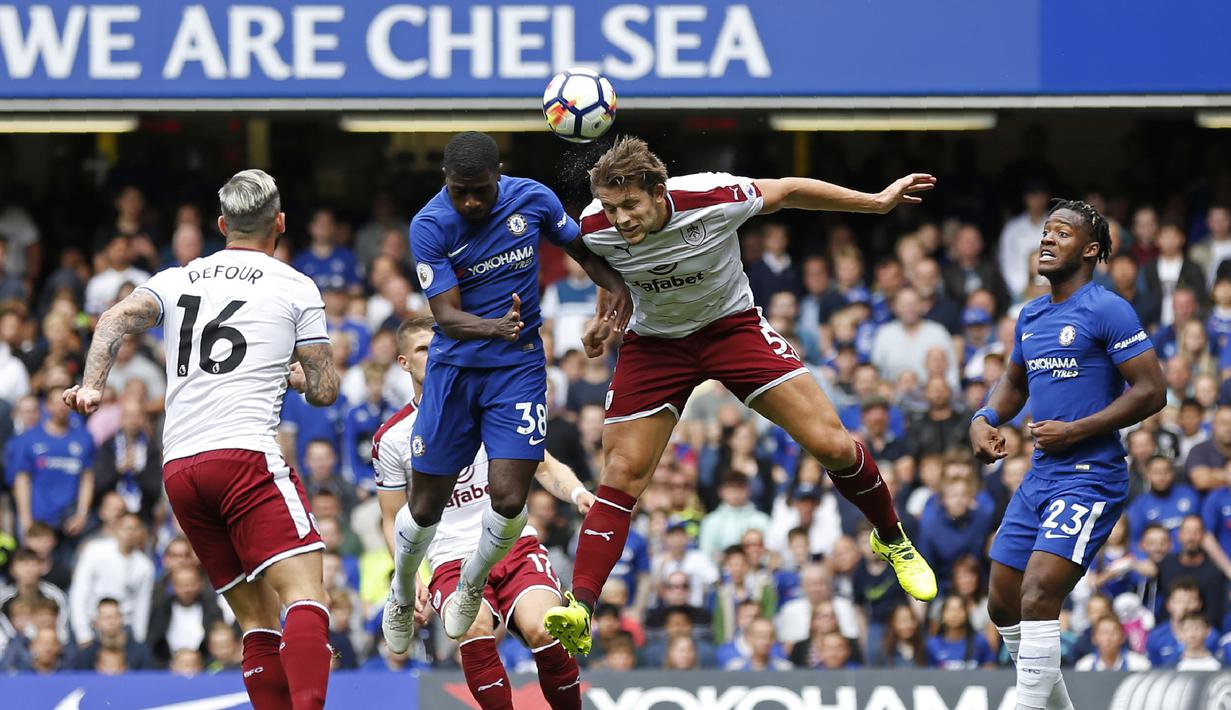 Pemain Chelsea, Jeremie Boga (2kiri) berduel dengan pemain Burnley, James Tarkowski pada laga perdana Premier League di Stamford Bridge, (12/8/2017). Chelsea kalah 2-3. (AFP/Ian Kington)