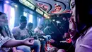 Seorang wisatawan wanita mengisap ganja di dalam bus Green Line Trips di Los Angeles, Amerika Serikat, Sabtu (19/5). California melegalkan ganja pada tahun ini. (AP Photo / Richard Vogel)