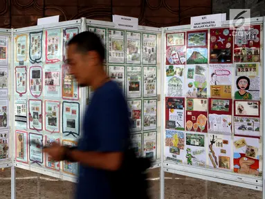 Seorang pengunjung melintas saat pameran Filateli (Perangko) di Gedung MPR/DPR, Senayan, Jakarta, Selasa (6/11). Pameran ini  di Gelar oleh DPR dalam rangka Peringatan Hari Pahlawan. (Liputan6.com/Johan Tallo)