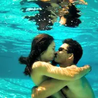 Bayangkan, berdua di kolam renang yang tenang dengan pasangan yang memeluk di antara hembusan angin sejuk. Tentu bukan hanya dalam film.