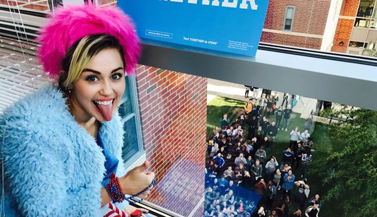 Aksi kampanye dengan cara heboh kembali datang dari penyanyi berusia 24 tahun, Miley Cyrus. Seperti yang dilakukan beberapa teman sesama artisnya beberapa waktu lalu, kini Miley hadir untuk mendukung Hillary Clinton. (Instagram/mileycyrus)
