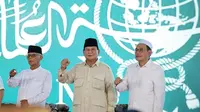 Calon presiden nomor urut 2, Prabowo Subianto melanjutkan silaturahmi politiknya ke wilayah Kabupaten Probolinggo, Jawa Timur, Selasa (2/1). Pada kesempatan kali ini, Prabowo menyambangi Pondok Pesantren Genggong untuk bertemu para kiai dan para santri (Istimewa)