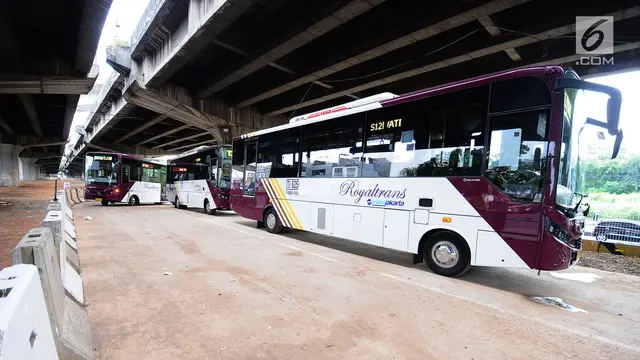 Bus premium Transjakarta atau Royaltrans