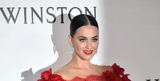 Pelantun 'Fireworks', Katy Perry pantas dinobatkan sebagai musisi hollywood terkaya dan memiliki bayaran termahal di tahun 2016. Katy Perry memperoleh penghasilan sebesar USD 135 juta atau sekitar Rp 1,8 triliun. (AFP/Bintang.com)