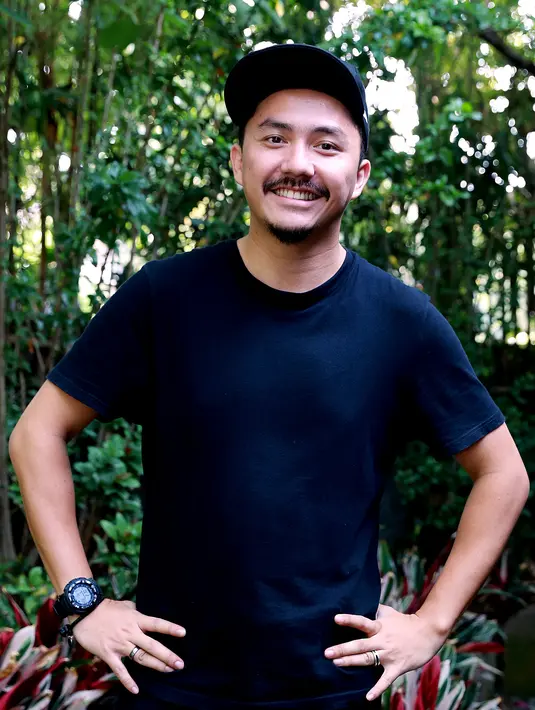 "Gue minta izinnya juga butuh perjalanan panjang. Ada juga yang nggak kasih ijin gue botak, tapi gue juga harus presentasiin ke klien untuk sosial mereka pun setuju, malah support," ujar pria berusia 28 tahun ini. (Wimbarsana/Bintang.com)