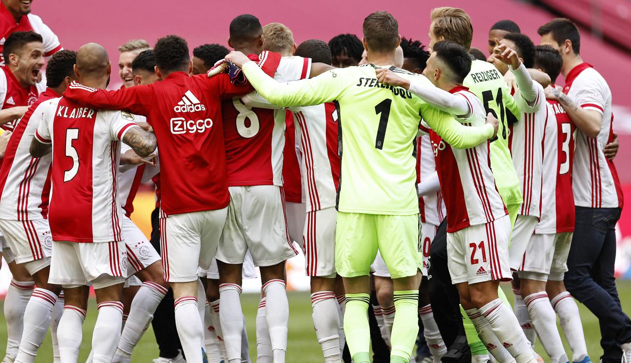 Para pemain Ajax Amsterdam melakukan selebrasi usai memastikan diri meraih gelar juara Liga Belanda usai mencukur Emmen 4-0 dalam laga pekan ke-31 di Stadion Johan Cruijff Arena, Minggu (2/5/2021). (AFP/Maurice Va Steen)