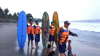 Aksi Polisi Air NTB Awasi Pengunjung Pantai Sambil Berselancar