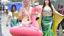 Sejumlah pengunjung mengenakan kostum putri duyung mengikuti Parade Mermaid 2017 di Coney Island, New York City (17/6). (Eugene Gologursky/Getty Images for Stellar Productions/AFP)