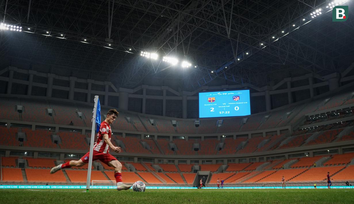 Pemain Atletico Madrid U-18, Adrian Gallego Diaz melakukan tendangan pojok saat laga International Youth Championship 2021 antara Barcelona U-18 melawan Atletico Madrid U-18 di Jakarta International Stadium, Jakarta, Jumat (15/04/2022). (Bola.com/Bagaskara Lazuardi)