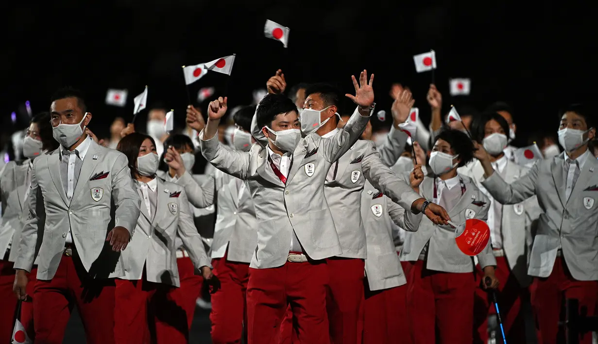Tim Jepang tiba saat upacara pembukaan Paralimpiade Tokyo 2020 di Stadion Olimpiade di Tokyo pada 24 Agustus 2021.
(AFP/Philip Fong)