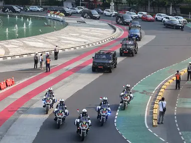 Iring-iringan kendaraan yang membawa duplikat bendera Pusaka Merah Putih dan salinan naskah teks proklamasi saat melintasi Kawasan Bundaran Hotel Indonesia menuju Monumen Nasional, Jakarta, Sabtu (31/8/2024). (Liputan6.com/Angga Yuniar)