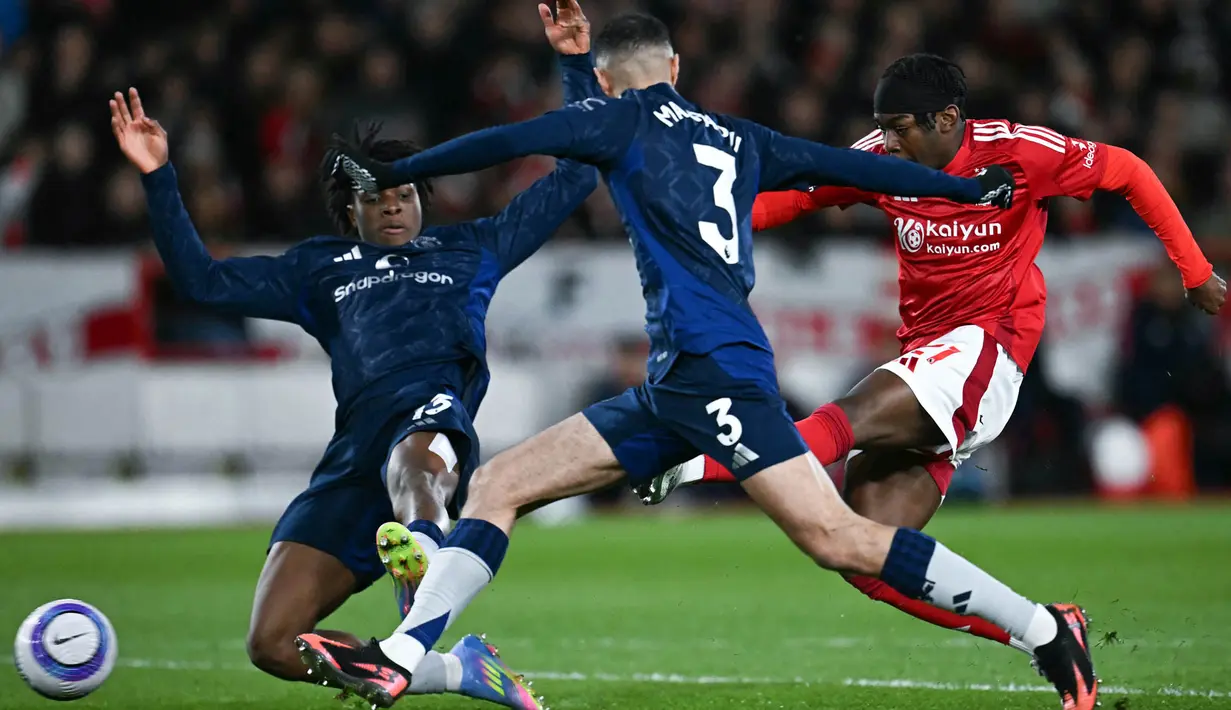 Pemain Nottingham Forest, Anthony Elanga, mencetak gol ke gawang Manchester United pada lanjutan Liga Inggris di The City Ground pada Selasa (1/4/2025). (AFP/PaulEllis)