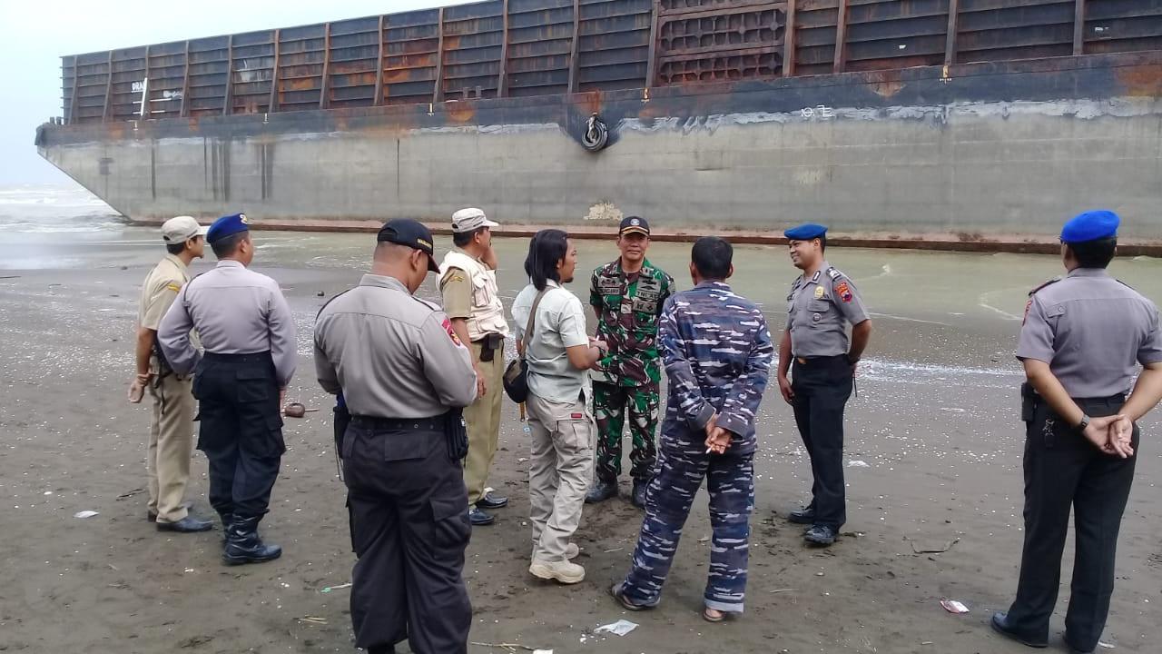 Kapal tongkang tanpa kru atau ABK terdampar di Pantai Kompleks Makam Syeh Maulana Syamsudin Pemalang. (Foto: Liputan6.com/Polres Pemalang/Muhamad Ridlo)