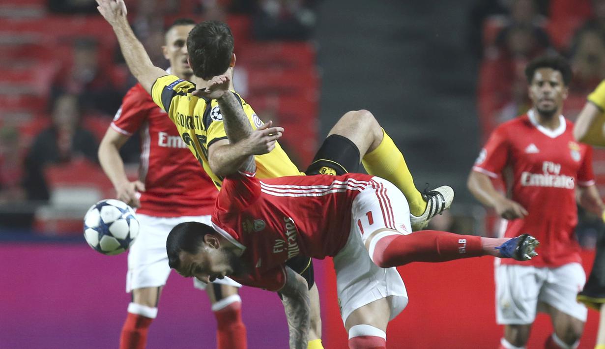 Pemain Benfica, Kostas Mitroglou (bawah) menjadi penentu kemenangan timnya atas Borussia Dortmund pada laga 16 besar Liga Champions di Luz stadium, Lisbon, (14/2/2017).  Benfica menang 1-0. (AP/Armando Franca)