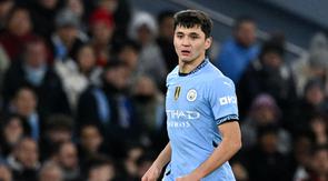 Bek muda Uzbekistan, Abdukodir Khusanov, resmi dikontrak Manchester City hingga musim panas 2029. City menebus sang pemain dari Lens dengan mahar Rp 679,5 miliar. (AFP/Oli Scarff)