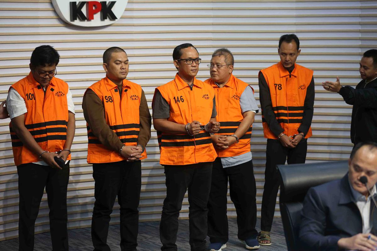 FOTO: Operasi Tangkap Tangan Seret Bupati Lampung Tengah ke Status Tersangka