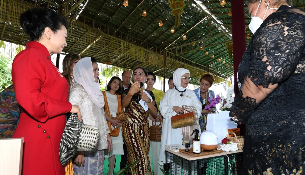 Ibu Iriana Joko Widodo (kedua kiri) saat mengajak para pendamping untuk melihat pameran produk anyaman dan sejumlah produk usaha mikro, kecil, dan menengah (UMKM) dari berbagai daerah di Indonesia sebagai bagian dari rangkaian kegiatan Konferensi Tingkat Tinggi (KTT) G20 di Sofitel Bali Nusa Dua Beach Resort, pada Selasa, 15 November 2022. (Foto: Lukas - Biro Pers Sekretariat Presiden)