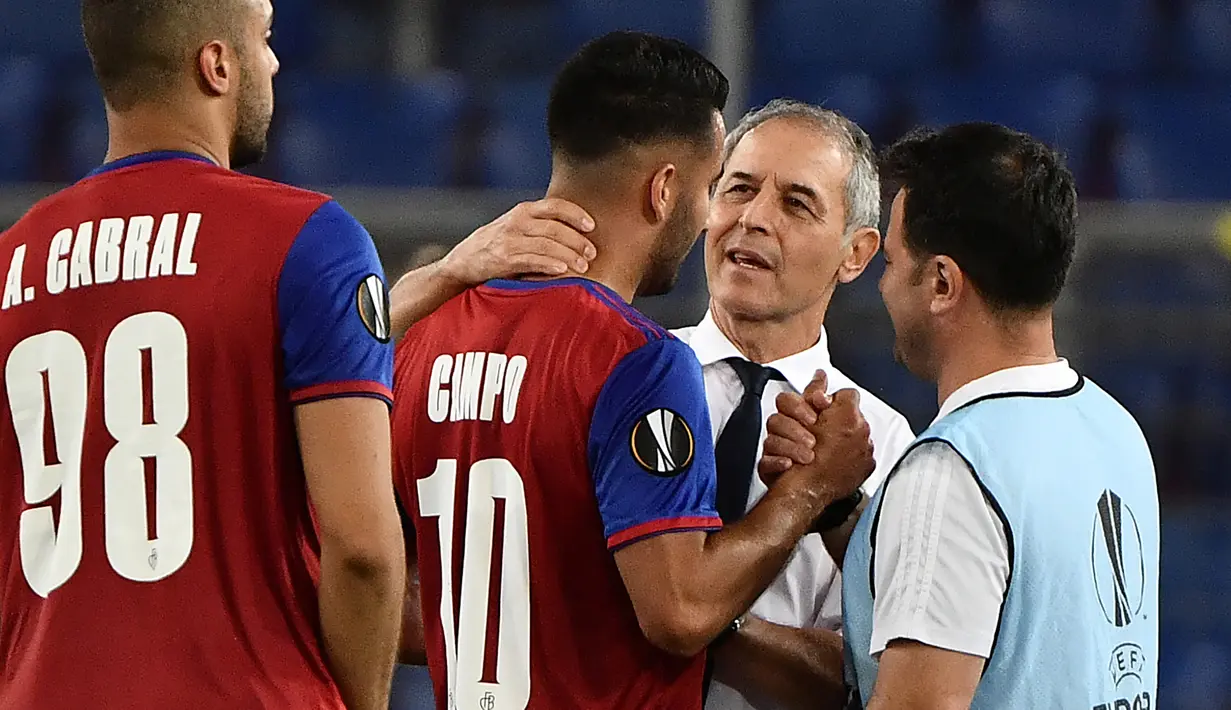 Pelatih Basel, Adi Hutter, berbincang dengan pemainnya usai mengalahkan Eintracht Frankfurt dalam laga babak 16 besar Liga Europa 2019/2020 di St.Jakob Park, Basel, Jumat (7/8/2020) dini hari WIB. Basel menang 1-0 atas Eintracht Frankfurt. (AFP/Fabrice Coffrini)