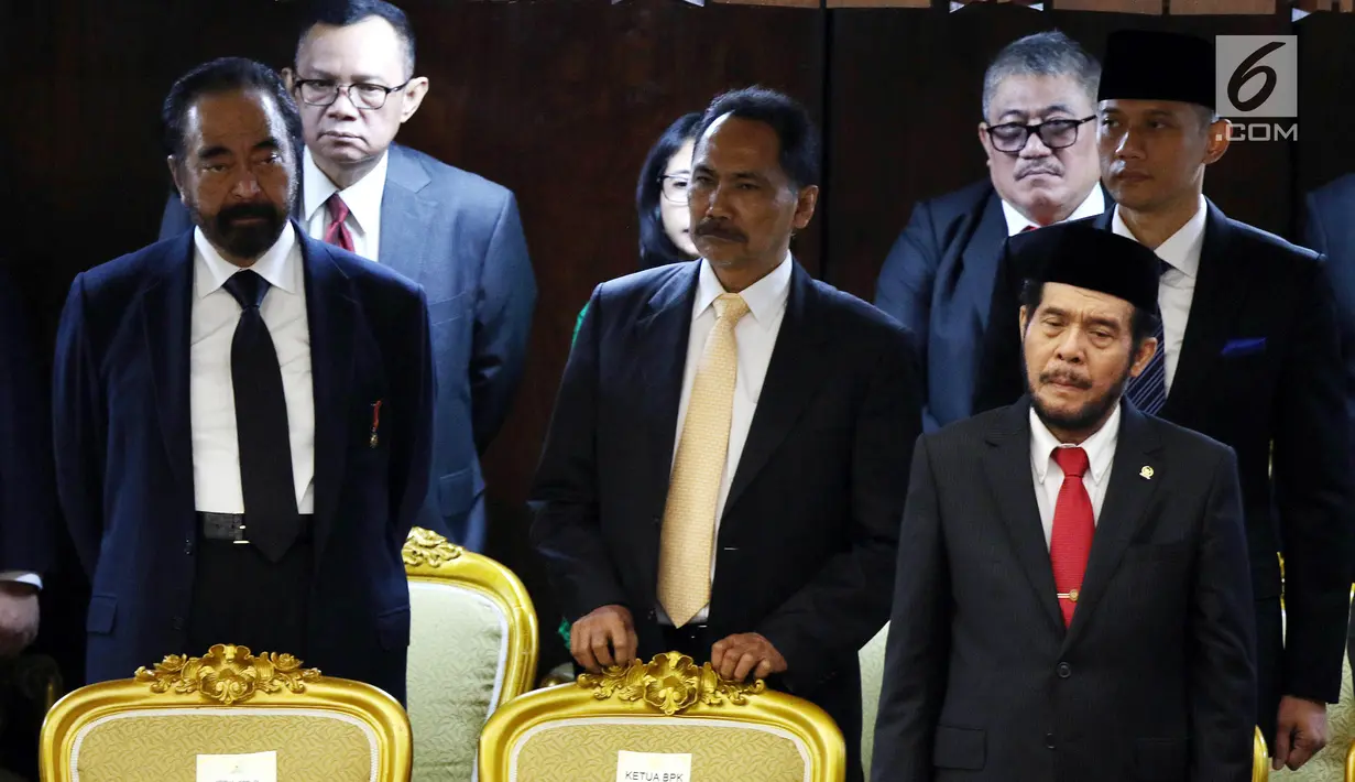 Ketua Umum Partai NasDem Surya Paloh dan Ketua Kogasma Partai Demokrat Agus Harimurti Yudhoyono (kanan) menghadiri pelantikan anggota DPR RI di Kompleks Parlemen, Senayan, Jakarta, Selasa (1/10/2019). (Liputan6.com/Johan Tallo)