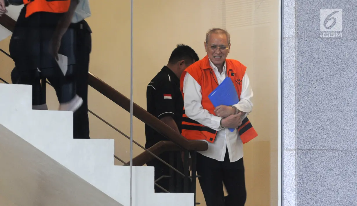 Direktur PT Cahaya Prima Cemerlang, Freddy Lumban Tobing menaiki tangga saat akan menjalani pemeriksaan di Gedung KPK, Jakarta, Senin (8/7/2019). Freddy diperiksa sebagai tersangka terkait dugaan korupsi pengadaan dan penanganan virus flu burung di Kementerian Kesehatan. (merdeka.com/Dwi Narwoko)