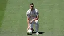 Pemain baru Real Madrid, Luka Jovic berpose di lapangan Santiago Bernabeu, Madrid, Spanyol (12/6/2019). Pemain asal Serbia Luka Jovic dikontrak Real Madrid selama enam tahun. (AP Photo/Manu Fernandez)