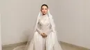 Di momen spesial tersebut, penampilan Jennifer Coppen sukses mencuri perhatian. Jika sebelumnya ia tampil dalam balutan kebaya adat, kali ini Jennifer hadir dengan gaun pengantin megah yang menjadi salah satu penampilan paling berkesan dalam seluruh rangkaian pernikahannya. [@jennifercoppenreal20].