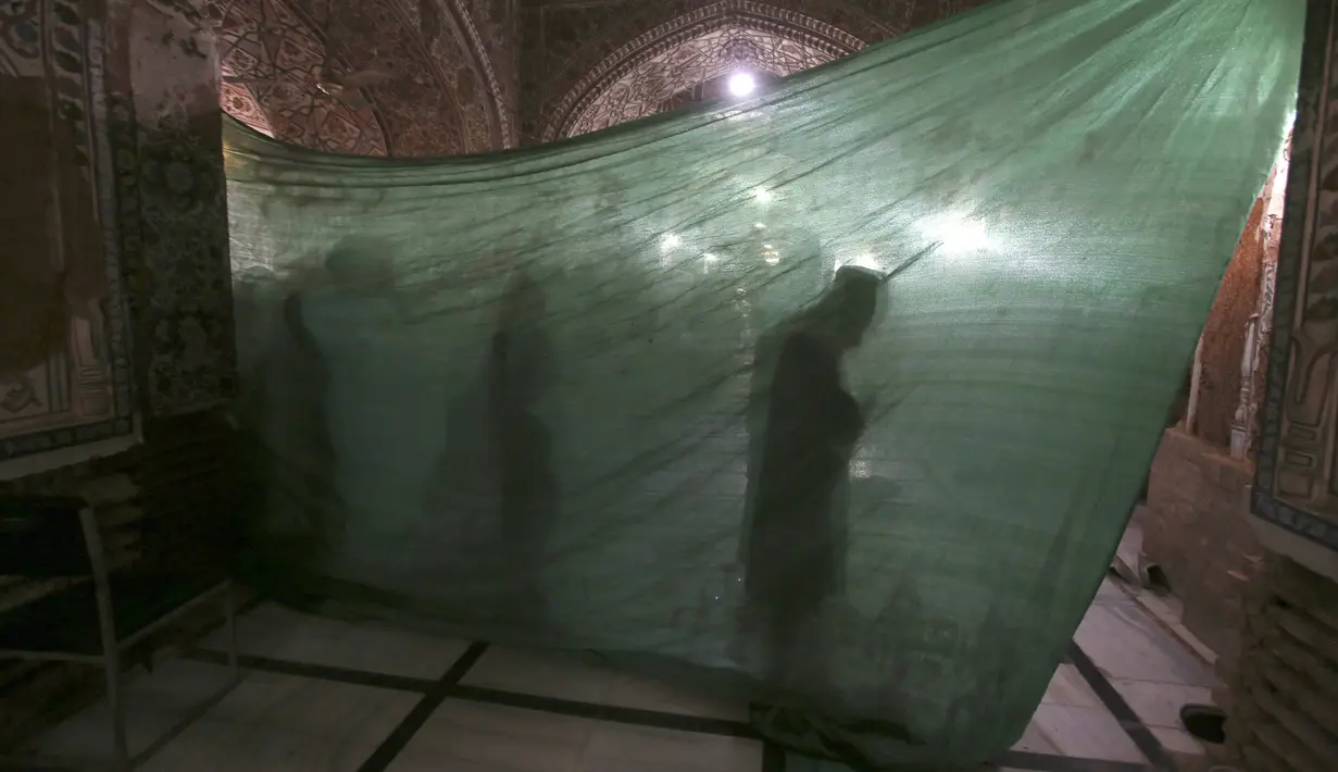 Jemaah Muslim melakukan ibadah ketika "Itikaf" di sebuah masjid di Peshawar, Pakistan, Selasa (11/4/2023). (AP Photo/Muhammad Sajjad)