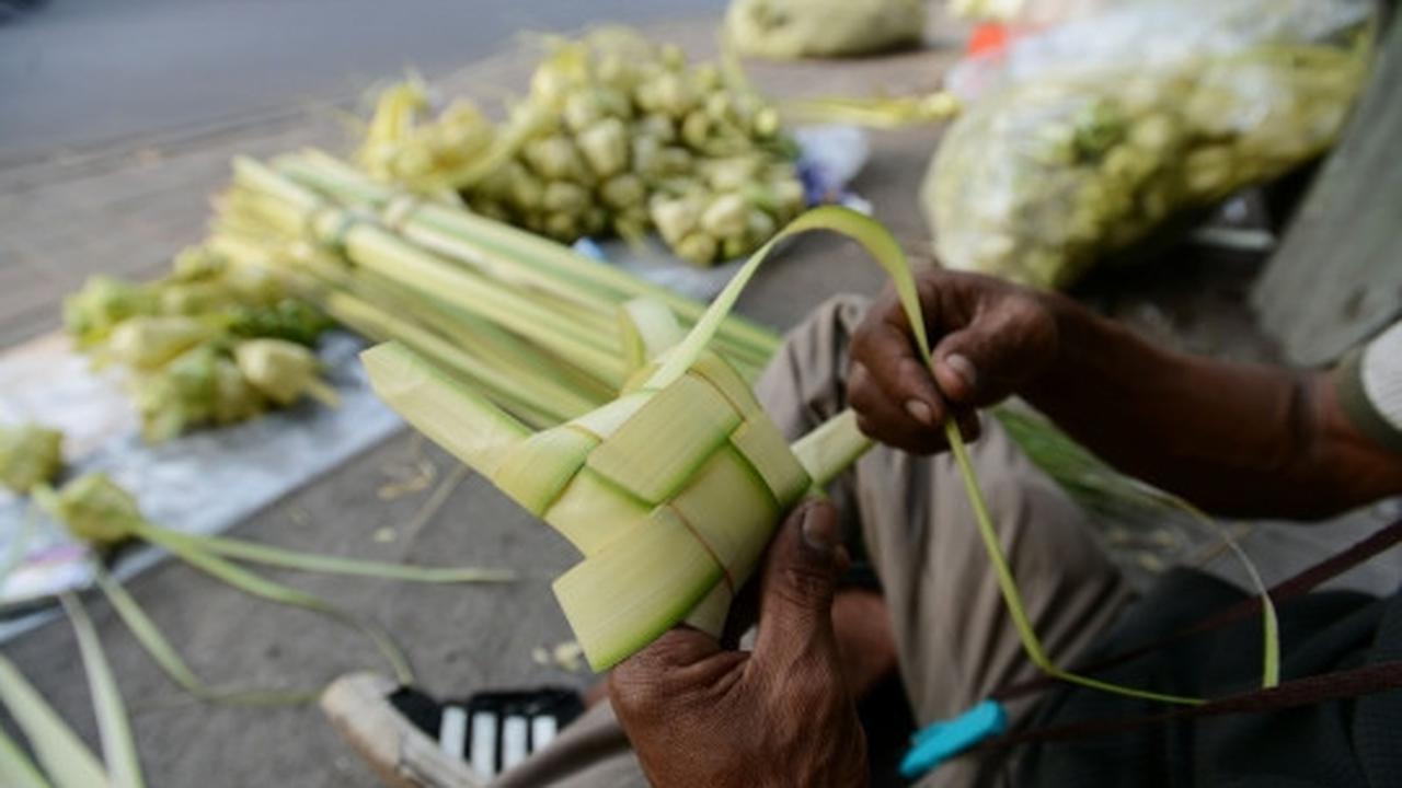 Berkah Lebaran, pedagang kulit ketupat di Palmerah panen rezeki