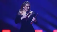 Adele menerima penghargaan Song of the Year pada BRIT Awards 2022 di London, Inggris, 8 Februari 2022. Lagu Easy on Me yang menjadi momentum Adele kembali setelah lima tahun, meraih Song of the Year pada BRIT Awards 2022. (Photo by Joel C Ryan/Invision/AP)